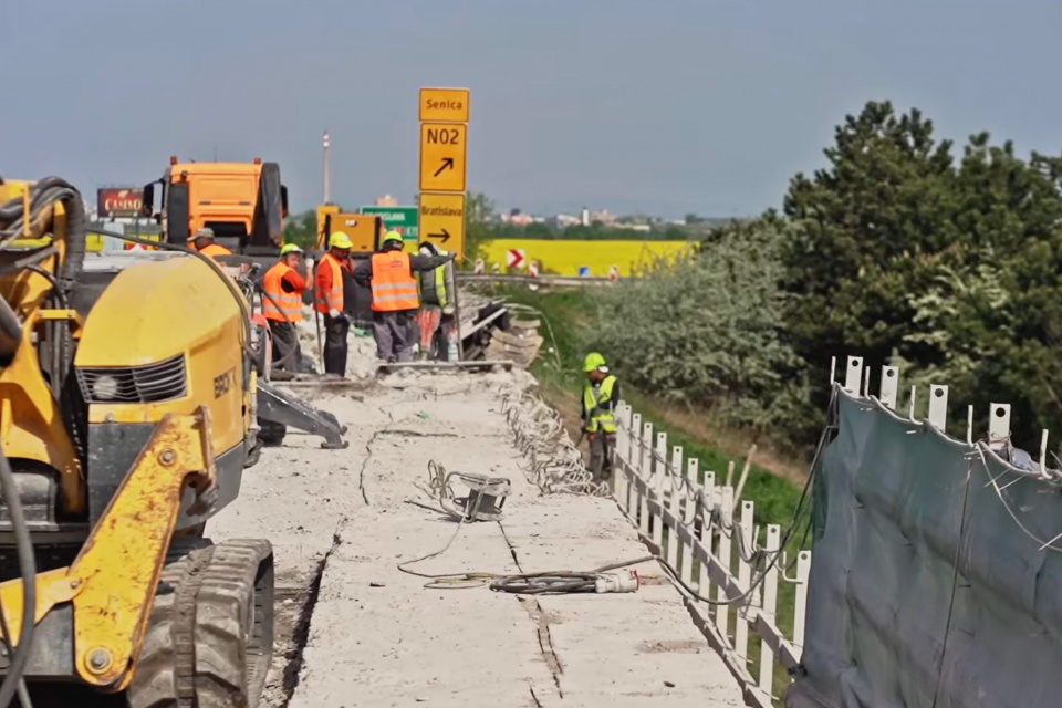 Rekonštrukcia mostného prepojenia D1 x R1 pri Trnave je v plnom prúde. | Zdroj: NDS, reprofoto: Trnavské rádio 