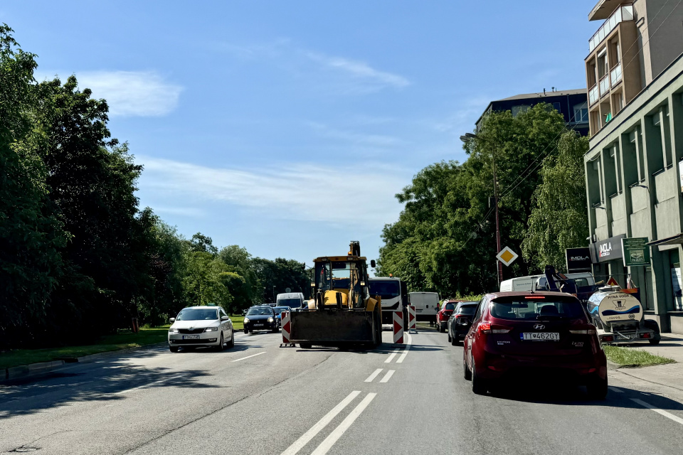 Porucha spôsobila dopravné komplikácie na frekventovanej Hospodárskej ulici. | Foto: Pavol Holý, Trnavské rádio