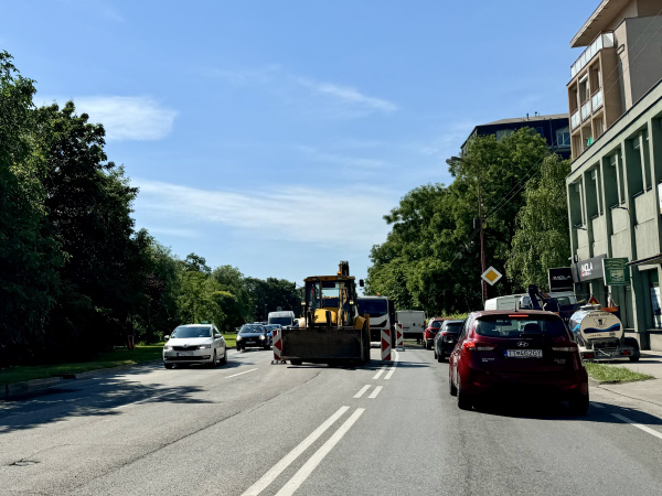 Porucha spôsobila dopravné komplikácie na frekventovanej Hospodárskej ulici. | Foto: Pavol Holý, Trnavské rádio