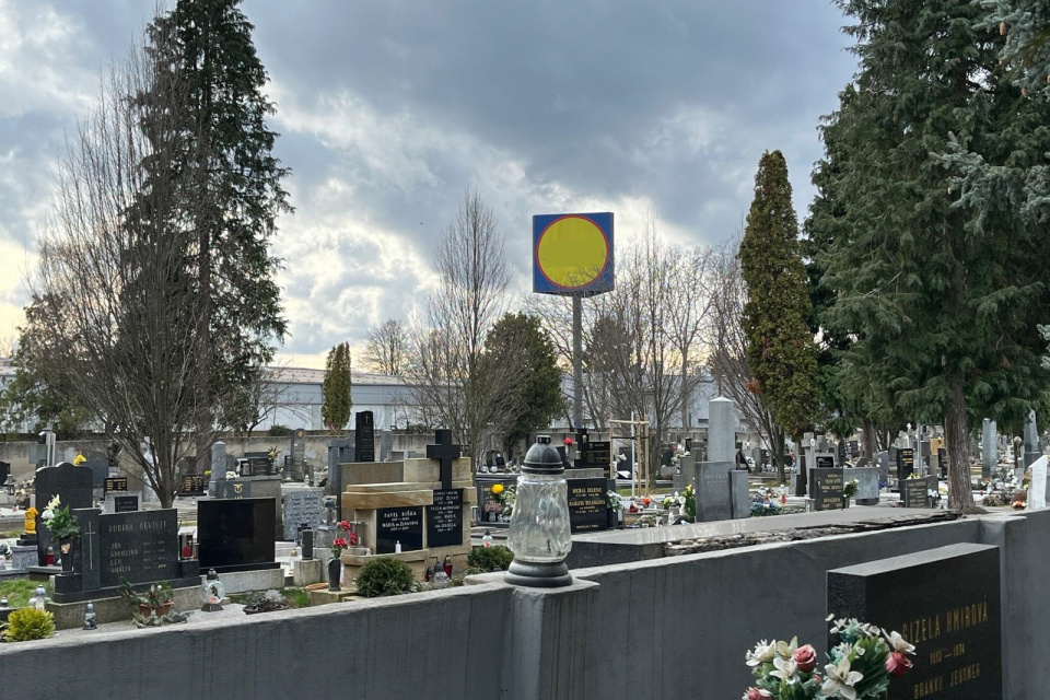 Pútač už je minulosťou, takto to vyzeralo, kým ešte stál nad cintorínom | Zdroj: Mesto Piešťany, red.