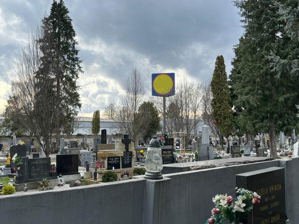 Pútač už je minulosťou, takto to vyzeralo, kým ešte stál nad cintorínom | Zdroj: Mesto Piešťany, red.