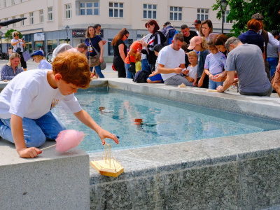Deň detí a starých rodičov v Trnave. Deti si zmajstrovali aj takéto loďky. | Foto: dv, red.
