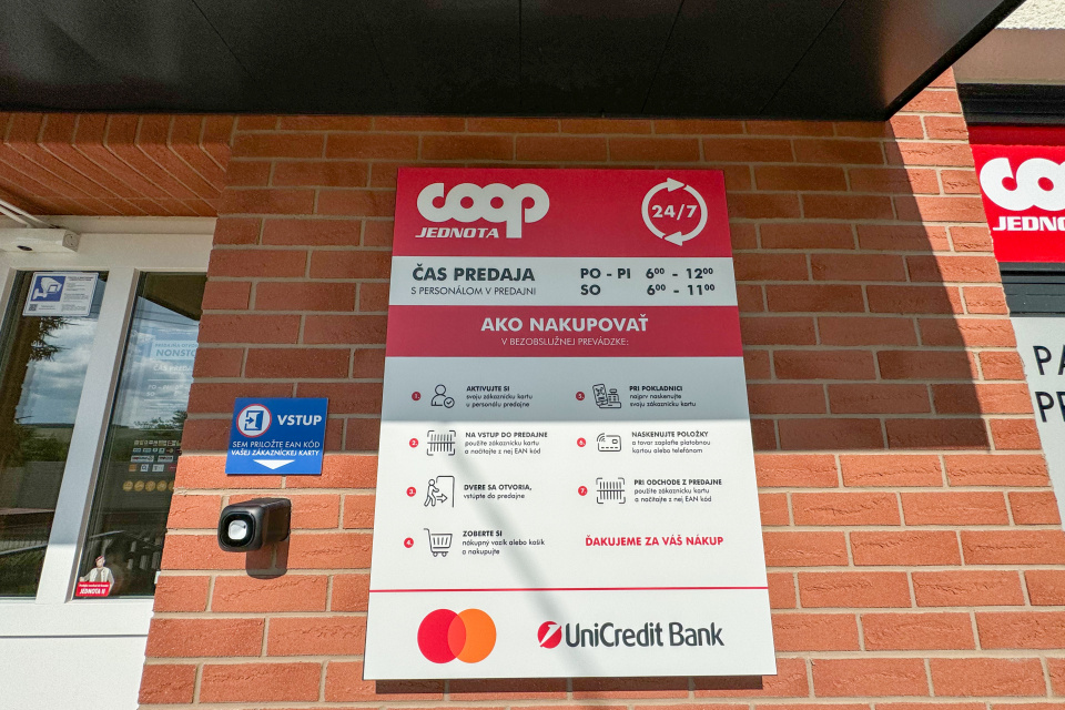 Inštrukcie pre nakupujúcich na budove COOP Jednota v Šalgočke (okr. Galanta) | Foto: Pavol Holý, Trnavské rádio