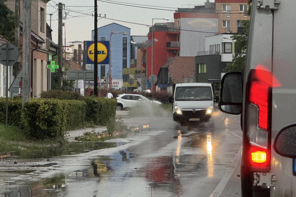 Zaplavené sú aj niektoré hlavné cestné ťahy v Trnave. Na snímke Zelenečská ulica. | Foto: Pavol Holý, Trnavské rádio