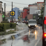 Zaplavené sú aj niektoré hlavné cestné ťahy v Trnave. Na snímke Zelenečská ulica. | Foto: Pavol Holý, Trnavské rádio