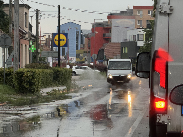 Zaplavené sú aj niektoré hlavné cestné ťahy v Trnave. Na snímke Zelenečská ulica. | Foto: Pavol Holý, Trnavské rádio