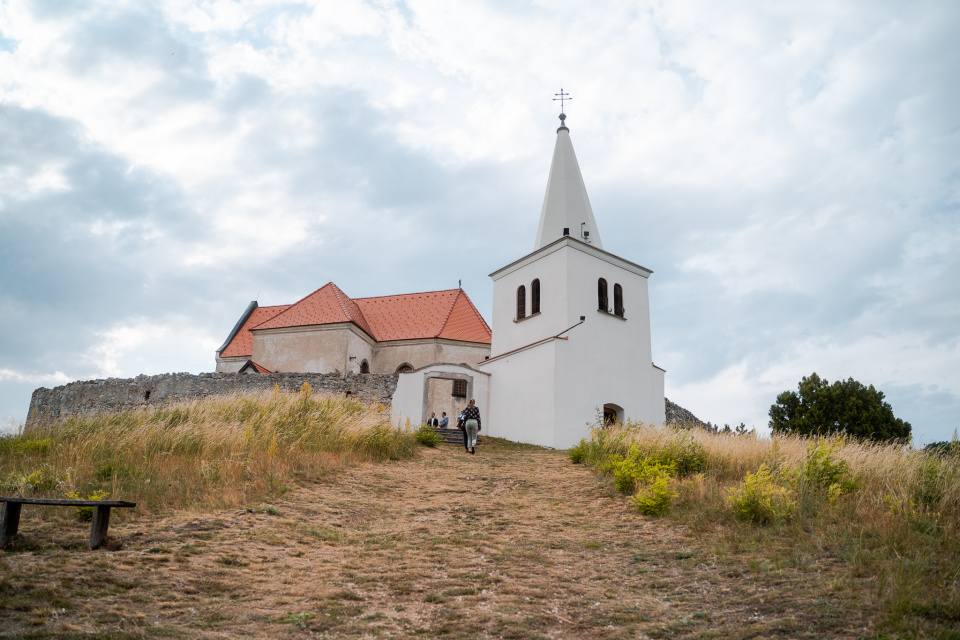 Malebný kostolík na vŕšku v Kočíne-Lančári | Zdroj: TTSK(1)