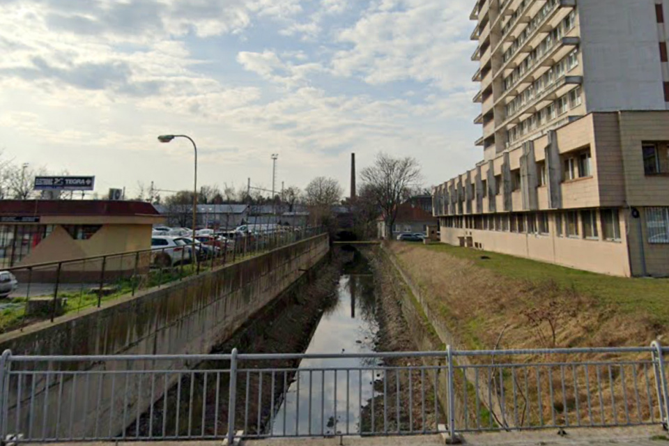 V týchto miestach možno v budúcnosti povedie cesta ponad potok Trnávku. | Foto: GSV