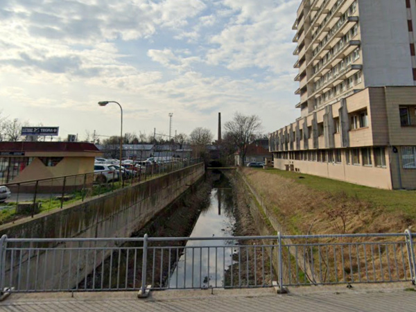 V týchto miestach možno v budúcnosti povedie cesta ponad potok Trnávku. | Foto: GSV