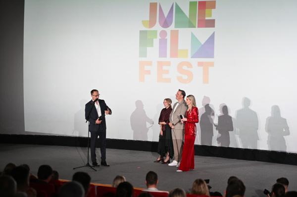 Ambasádorka herečka Dana Droppová, riaditeľ festivalu June Film Fest Daniel Dangl a moderátorka Adela Vinczeová. | Foto: TASR - Lukáš Grinaj