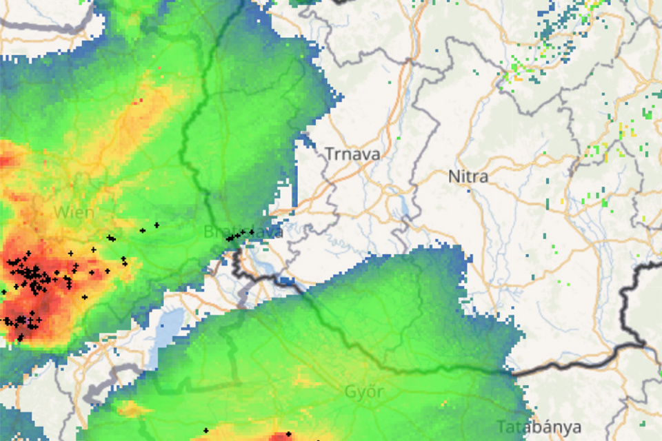 Búrkový systém mieri na západ Slovenska. Snímka z 18.50 h. | Zdroj: SHMÚ