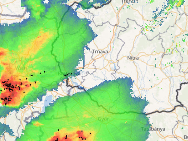 Búrkový systém mieri na západ Slovenska. Snímka z 18.50 h. | Zdroj: SHMÚ