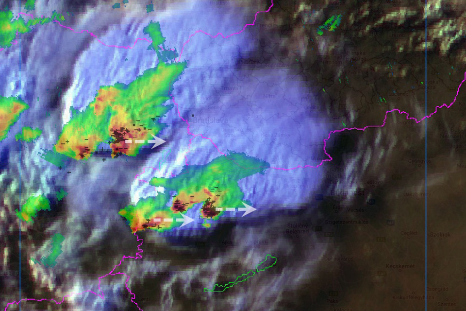 Blížiace sa búrky smerujúce na Slovensko. | Zdroj: SHMÚ