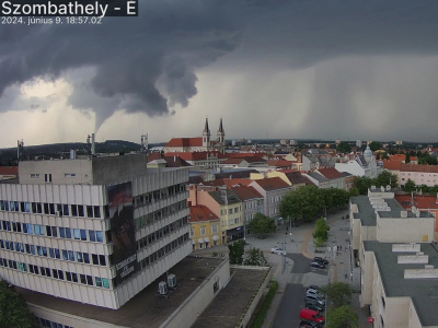 Kamera v Szombathely zachytila aj formujúce sa tornádo. | Zdroj: SHMÚ