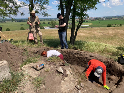 Archeológovia pri práci v lokalite holíčskej šibenice | Zdroj: Daniel Bešina
