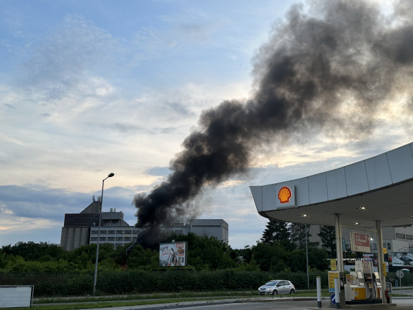 V Trnave na Trstínskej ceste horí. | Zdroj: Lukáš Košťál