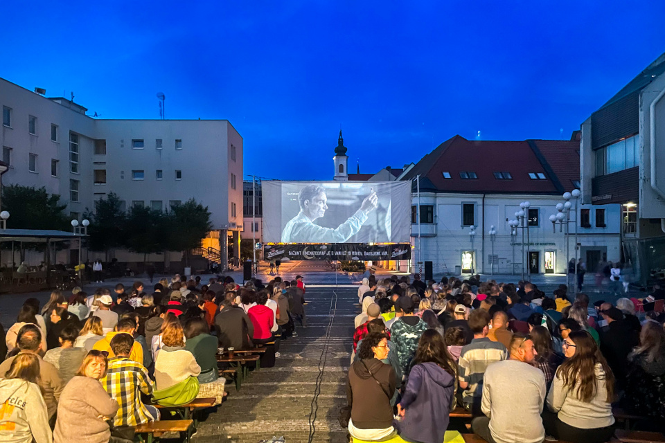 Na snímke premietanie na Trojičnom námestí s neopakovateľnou atmosférou. | Foto: Pavol Holý, Trnavské rádio