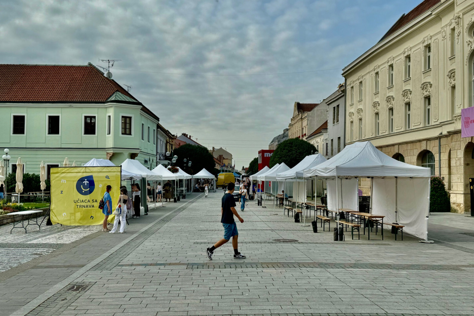 SAV a Učiaca sa Trnava v centre mesta | Zdroj: Pavol Holý, Trnavské rádio