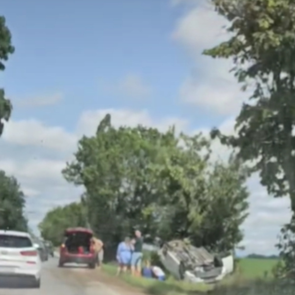 Po nehode skončilo jedno auto na streche. | Reprofoto: Tomáš Valanec, DSOHAO, fb