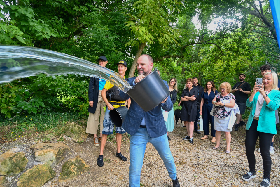 Vodáci na Váhu dostali v Hlohovci nové nástupište. Krstil ho župan TTSK Jozef Viskupič. | Foto: Trnavský kraj zážitkov / TTSK