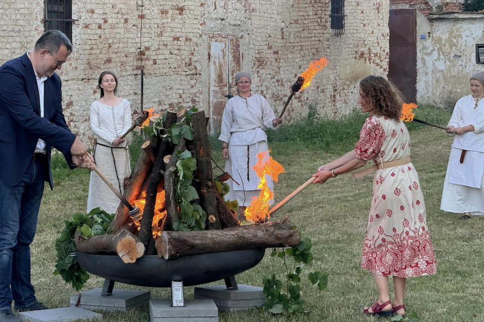 Vatru zapálil trnavský vicežupan Patrik Voltmann a riaditeľka zámku v Hlohovci Ingrid Vidová.  | Foto: Hvezdáreň a planetárium Milana Rastislava Štefánika v Hlohovci, fb