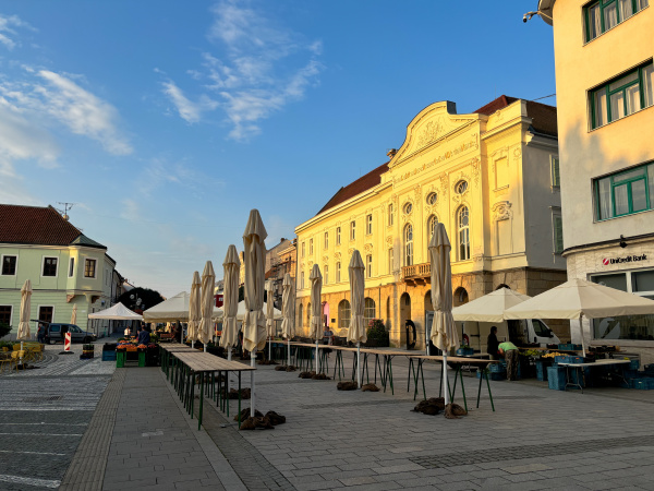 Predajcovia sa už rozkladajú | Zdroj: Zuzana Benková, Trnavské rádio