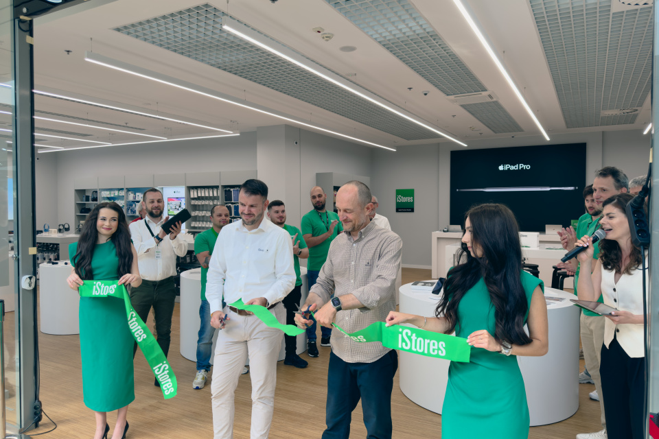 V Trnave aj v Piešťanoch otvorili nové iStores predajne. Na snímke slávnostné otvorenie v Trnave. | Foto: dv, red.