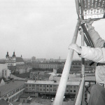 Zamestnanec firmy Ars antiqua Vladimír Štibraný kontroluje dotiahnutie skrutiek na konštrukcii lešenia pred začiatkom rekonštrukčných prác v roku 1997. | Foto: Rudolf Biháry, TASR. Licencia: Trnavské rádio