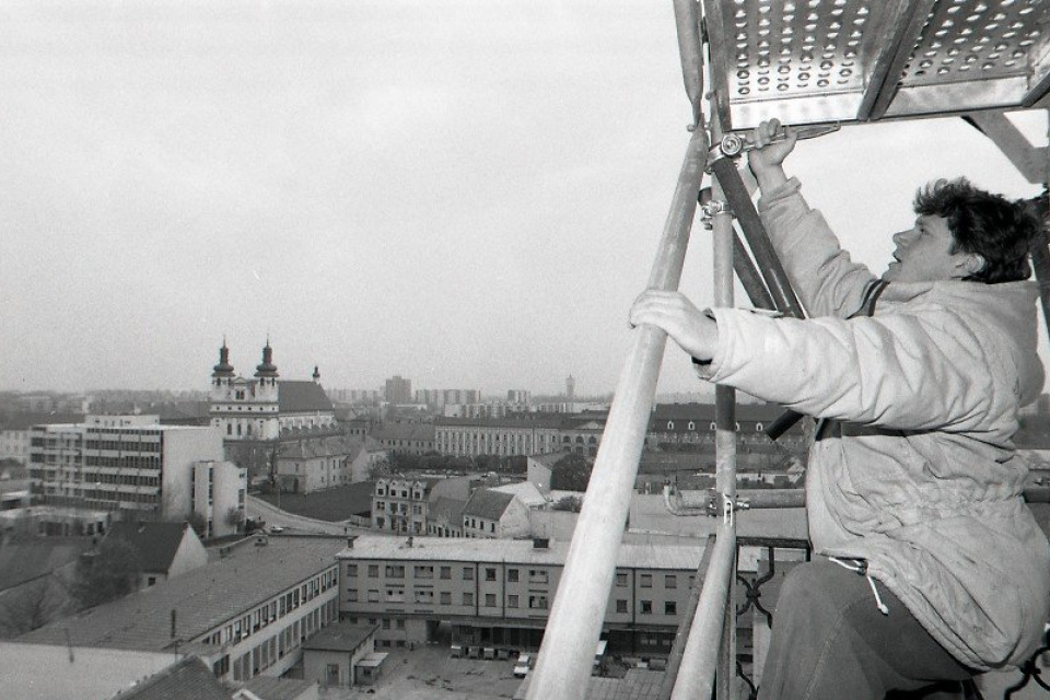 Zamestnanec firmy Ars antiqua Vladimír Štibraný kontroluje dotiahnutie skrutiek na konštrukcii lešenia pred začiatkom rekonštrukčných prác v roku 1997. | Foto: Rudolf Biháry, TASR. Licencia: Trnavské rádio