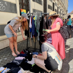 Predajkyňa Žabka ponúka svoj tovar v Trnave po druhý raz | Foto: Alexandra Štofirová, Trnavské rádio