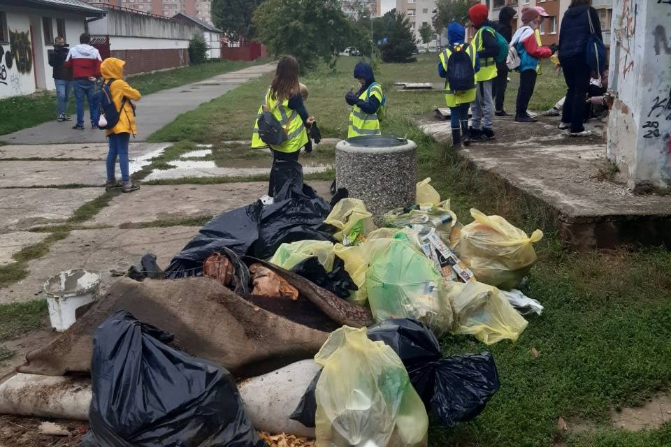 Čistenie parčíku za Družbou v Trnave | Zdroj: FB Zdravé mesto Trnava
