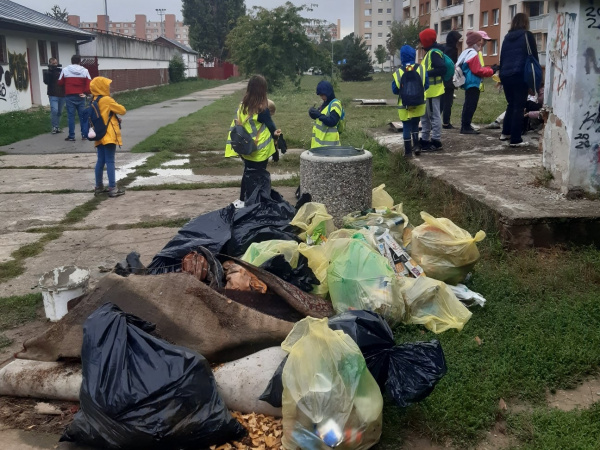 Čistenie parčíku za Družbou v Trnave | Zdroj: FB Zdravé mesto Trnava