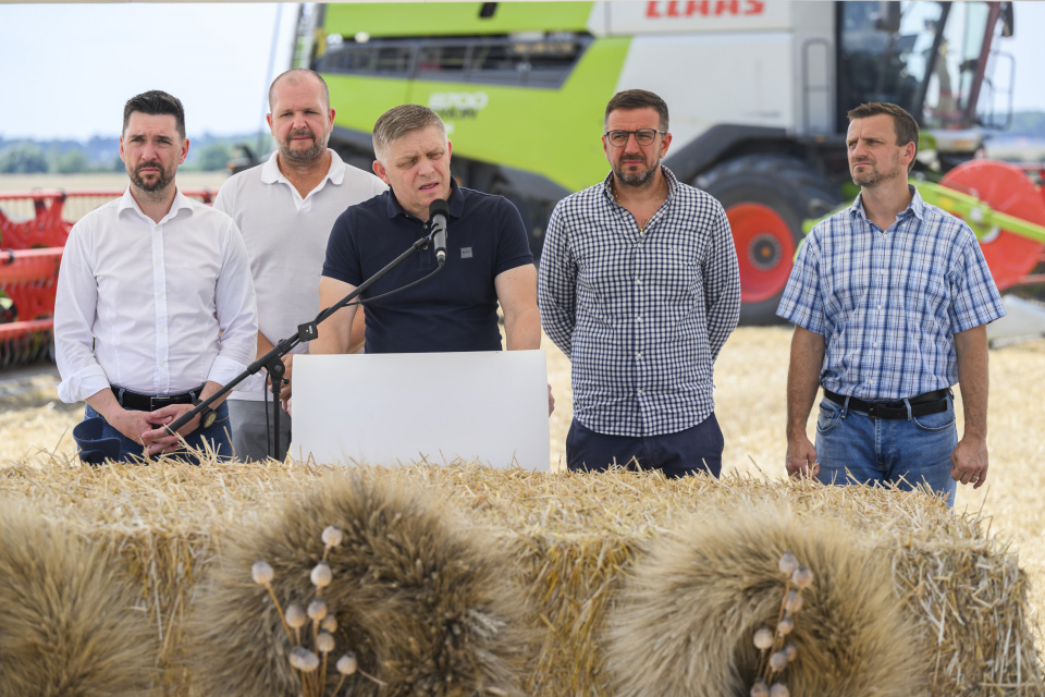 Zľava minister pôdohospodárstva a rozvoja vidieka SR Richard Takáč (Smer-SD), predseda SPPK Andrej Gajdoš, predseda vlády SR Robert Fico (Smer-SD), podpredseda SPPK Emil Macho a podpredseda Agro Voderady Juraj Máčaj. | Foto: TASR, Jaroslav Novák