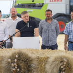 Zľava minister pôdohospodárstva a rozvoja vidieka SR Richard Takáč (Smer-SD), predseda SPPK Andrej Gajdoš, predseda vlády SR Robert Fico (Smer-SD), podpredseda SPPK Emil Macho a podpredseda Agro Voderady Juraj Máčaj. | Foto: TASR, Jaroslav Novák