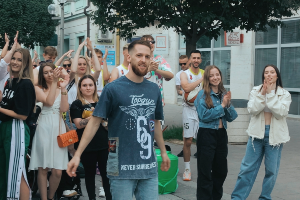 Záverečný záber z videoklipu na námestí | Zdroj: TS