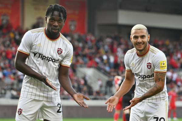 Bamidele Yusuf a Saymon Cabral sa radujú po strelení prvého gólu zápasu. | Foto: Lukáš Grinaj