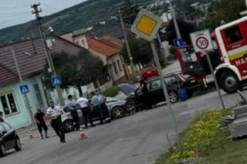 Zrazili sa dve autá, zasahujú preto hasiči a policajti. | Foto: Andrej Topor, Dopravný servis Okres Hlohovec a okolie, fb