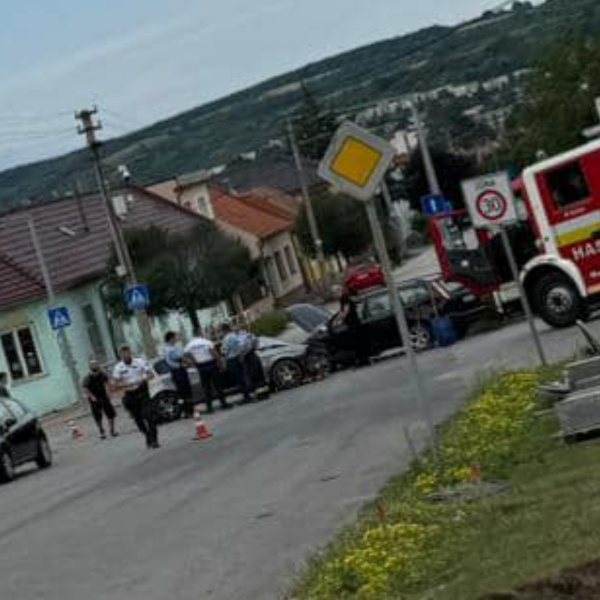 Zrazili sa dve autá, zasahujú preto hasiči a policajti. | Foto: Andrej Topor, Dopravný servis Okres Hlohovec a okolie, fb