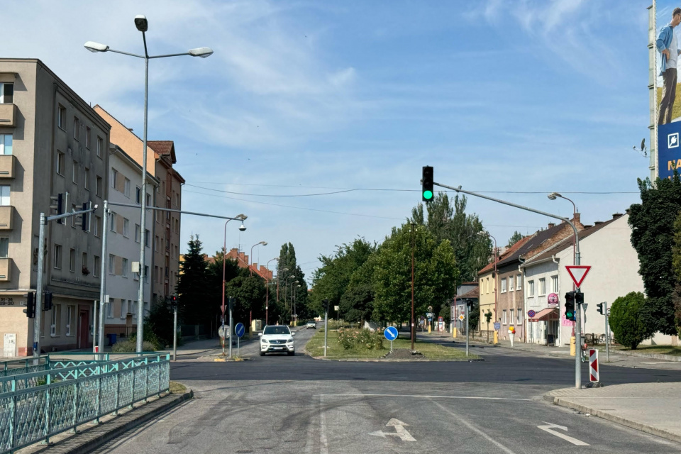 Známa trnavská križovatka má nový asfaltový koberec. | Foto: DV, Trnavské rádio