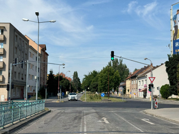 Známa trnavská križovatka má nový asfaltový koberec. | Foto: DV, Trnavské rádio