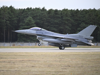 Prílet jednej z dvoch stíhačiek F-16 na Záhorie | Zdroj: TASR