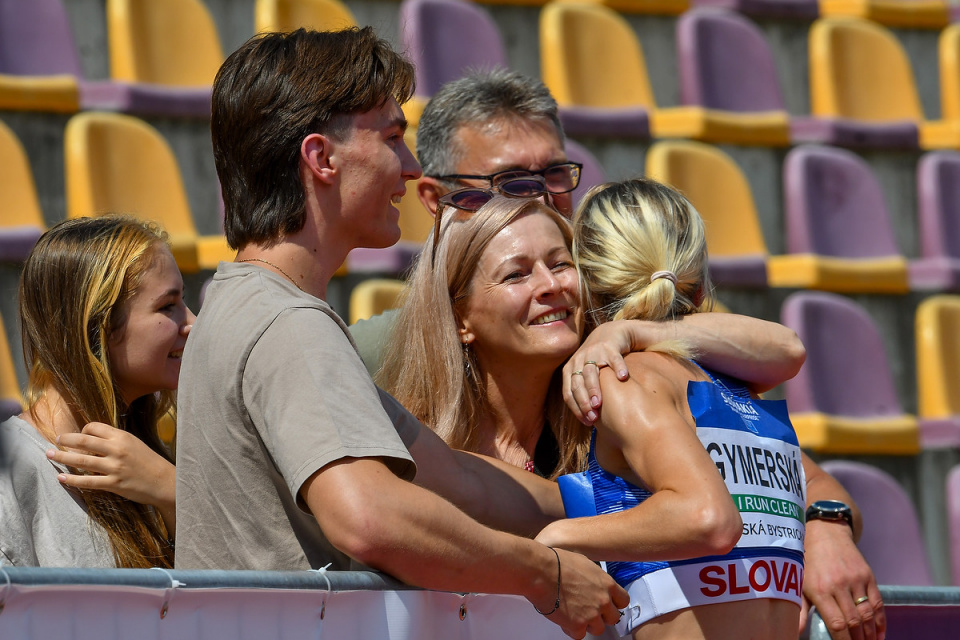 Dojímavý moment, kedy Gymerská vybehla k tribúne | Zdroj: Slovenský atletický zväz