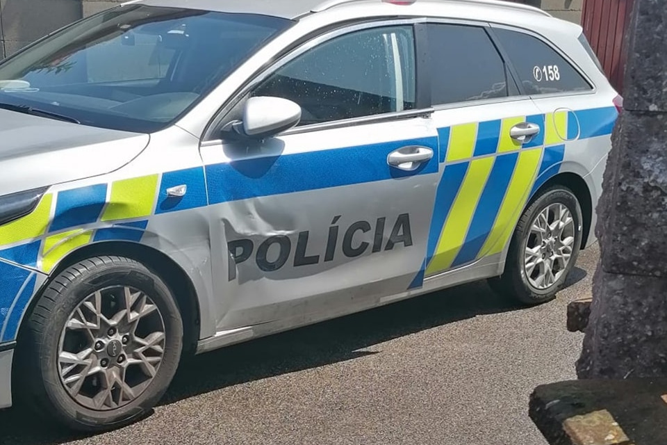 Poškodené auto po náraze páchateľom | Zdroj: KRPZZ