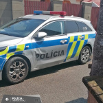 Poškodené auto po náraze páchateľom | Zdroj: KRPZZ