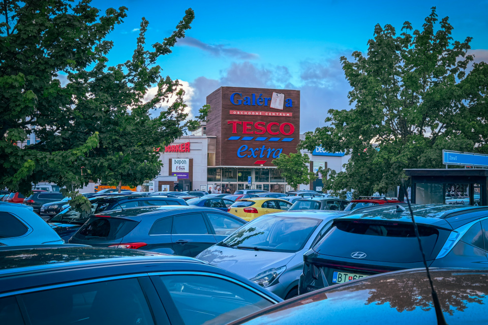 Zaparkovať pred Tescom je čoraz náročnejšie. Miesta obsadzujú trvalo zaparkované vozidlá. | Foto: Pavol Holý, Trnavské rádio