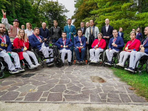 Premiér Heger s paralympionikmi v Piešťanoch | Zdroj: FB Eduard Heger