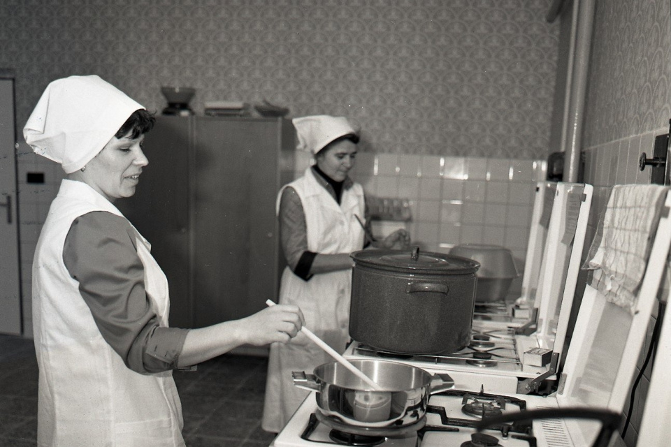 Na fotografii kuchárky z Materskej školy v Hlohovci. Viera Murínová a Terézia Skovajsová, kuchárky MŠ, pripravujú pre deti obed. Rok 1982  | ​​​​​​​Zdroj: archív TASR, Trnavské rádio