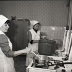 Na fotografii kuchárky z Materskej školy v Hlohovci. Viera Murínová a Terézia Skovajsová, kuchárky MŠ, pripravujú pre deti obed. Rok 1982  | ​​​​​​​Zdroj: archív TASR, Trnavské rádio