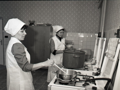 Na fotografii kuchárky z Materskej školy v Hlohovci. Viera Murínová a Terézia Skovajsová, kuchárky MŠ, pripravujú pre deti obed. Rok 1982  | ​​​​​​​Zdroj: archív TASR, Trnavské rádio