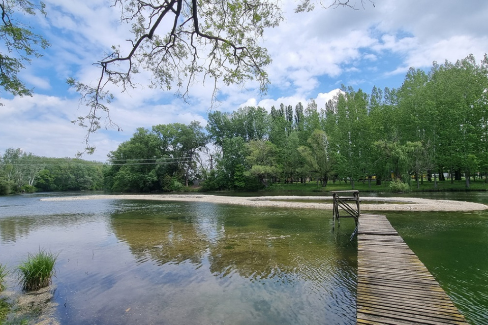 K umelému ostrovu vedie lávka | Zdroj: STU 